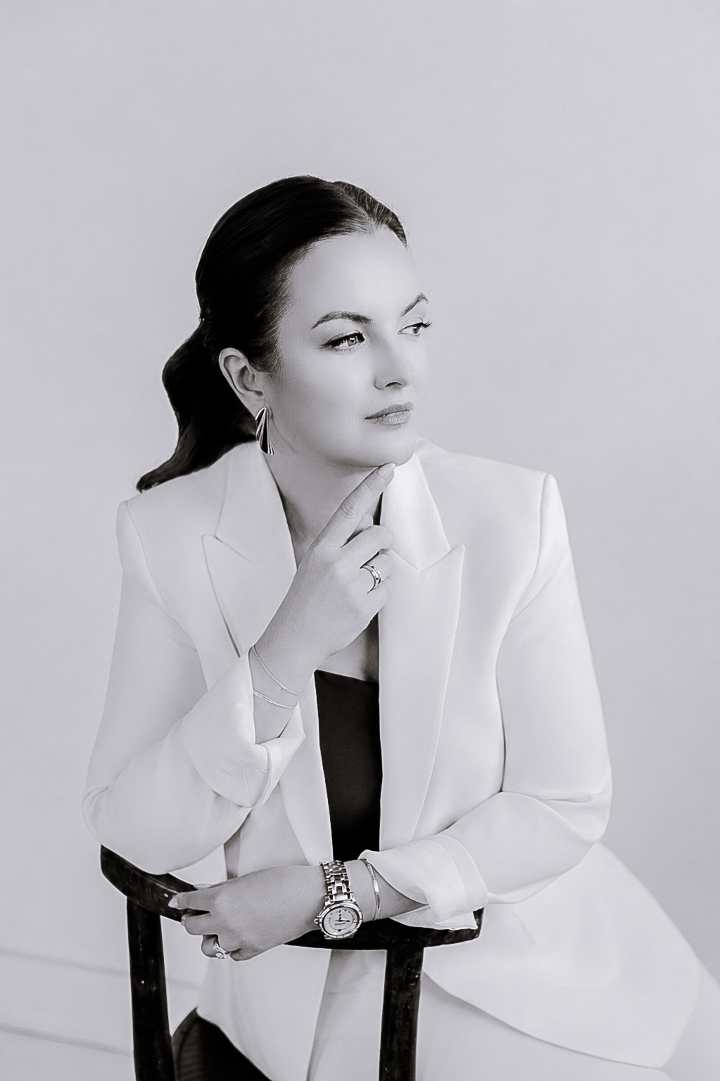 Portrait of wedding photographer Zina Bolotnova, founder of WEDVIBE and editorial wedding photographer serving New York City and New Jersey